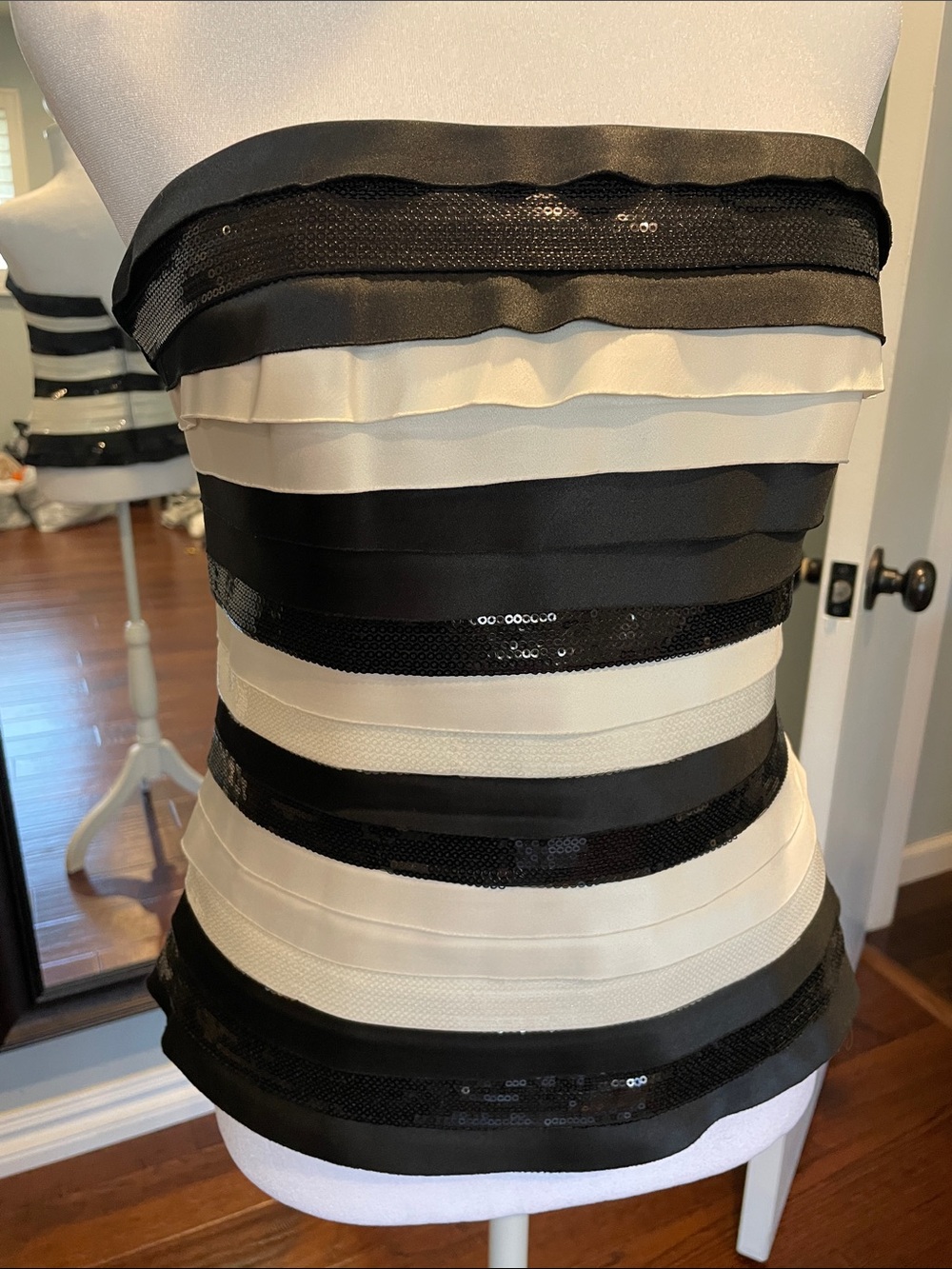 White House Black Market Tiered Sequins Bustier (Style 570062130, Size 2